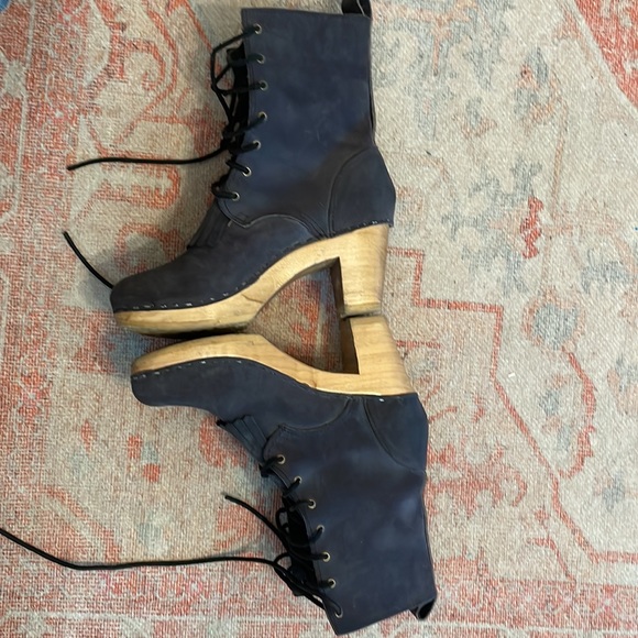 No 6 tie up SUEDE clogs LIKE NEW - Picture 2 of 6